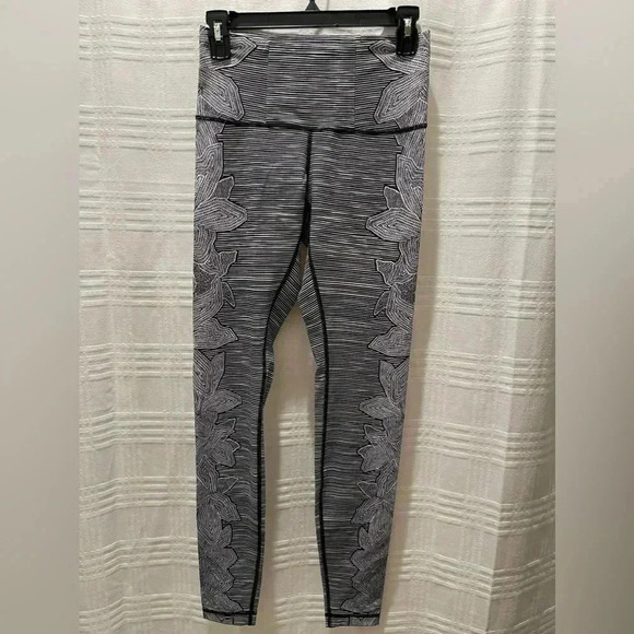 Lululemon Dottie tribe legging - Picture 2 of 9